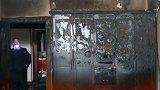女子与男友吵架后放火烧屋 边嚎哭边让民警冲进屋救猫