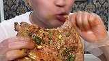 小伙抱着大猪排，一顿猛造，吃太香了