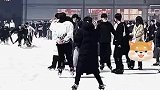 哈尔滨体育学院学生课间滑冰，开启校园高铁模式