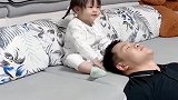 爸爸下班回家，就享受皇帝般的待遇，女儿不愧是爸爸的小情人