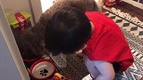 小宝宝真会操心，看到狗狗在喝水，宝宝嘴里不停地唠叨着！
