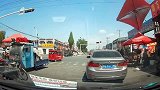 行车记录仪路口想停车就停车，报应来了吧！