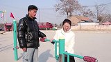 小朱请小鱼去家里过冬至吃饺子，说妈包好饺子等她，小鱼会去吗