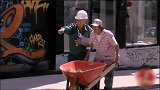 整蛊：木工把工友锯两半了，居然还会走路