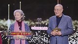 男神张若昀手捧鲜花,给两位老艺术家致敬,艺术的传承丨国剧盛典