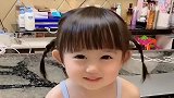 2岁的小情人在家无聊，竟这样自娱自乐，下一秒简直萌化了！