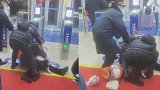 夫妻俩感情破裂，女子抱娃回娘家，车站内与婆婆当众争抢孩子