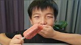 夏天吃一根冰工厂好爽！冰的不要不要的