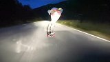 视频公司-挪威极限达人夜间滑板速降 时速60英里每小时