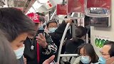 大哥在地铁里唱歌，乘客都被惊艳到了