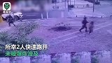 女子带小孩向窨井扔鞭炮引爆炸 井盖瞬间被炸飞 周边地砖被掀起
