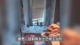 洗澡时玻璃门自爆，女子称手筋被割断，额头、胸口都被割伤：头上身上都在流血！