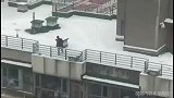 给憋坏了!北京大雪老哥在自家楼顶滑雪锻炼