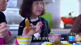 女儿吃饭慢吞吞的，美女让女儿吃快点，女儿的回答搞笑了