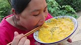 胖妹嘴馋吃酸豆角，秋天不想吃饭就靠它，这吃相太下饭了