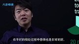 吉娜穿深V衣领弯腰给郎朗表弟夹菜，有谁注意到郎朗下意识的反应？太尴尬