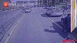 干得漂亮！私家车司机路中央扔垃圾被扔回，原来是他干的好事。