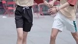 注意涵姐的手