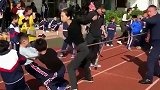 小学生的拔河比赛，我全程被这个班主任给逗笑了！看一次笑一次