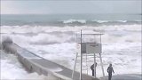 男子挑战海浪的威力，下一秒就怂了