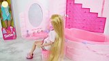 芭比娃娃准备洗泡泡浴啦