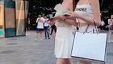 路人都被吸引,两小姐姐真是美
