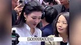 57岁周涛亮相上海车展，穿白衬衫优雅知性，梳大背头气场全开超美