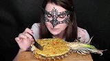 外国美女吃菠萝饭，第一次见