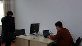 小伙上班迟到,惹得老板生气