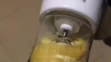 女生新买的榨汁机，想榨橙子结果尴尬了