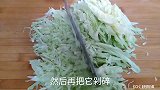 包菜这样做，不炒也不炖，做法简单，大人孩子都爱吃