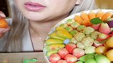 你能看出来这位美女吃的是什么吗是水果还是蔬菜