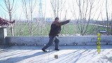 农村老爸屋顶上练武术，儿子给老爸要钱，老爸机智应对，好聪明