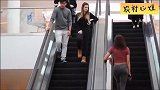 国外恶搞：帅哥美女上扶梯逗乘客，把对方整得沾沾自喜