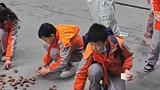 大叔不慎将核桃散落一地放学的孩子捡起还给大叔
