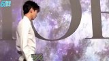 王俊凯春晚后台被小朋友拉手，十分受小朋友欢迎