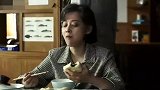 大嫂跑小姑子家噌包子吃，自己吃到撑，临走不忘带几个