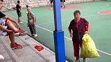 牧民帮忙推车拒绝收钱，自豪露出党徽