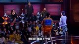 打脸现场，两小伙逼着领笑员罗老师拍灯，结果被观众投票打脸！