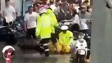 海南海口：外卖小哥暴雨中抽搐摔倒后窒息，交警救回他一命