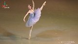 不愧是顶级芭蕾舞明星!“尴尬”的大踢腿也能如此优雅