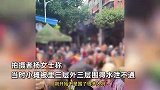 摊主卖菜苗遭老人哄抢，拍摄者：里外三层都是人，老板吓得不敢动
