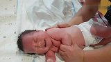 刚洗完澡的小婴儿，这肉肉的小身板太养眼了，好可爱的娃