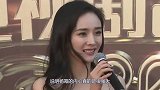 杨幂盛典穿薄纱裙大秀长腿，上围抢镜一目了然，没想到这么有料