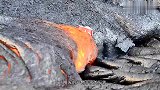 火山喷发的岩浆有多大威力？老外冒险用鸡蛋尝试，看得都饿了