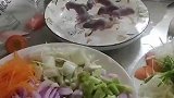 村民吃三吱菜，网友见状议论纷纷