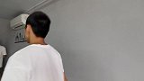 男子办公室被碰瓷，愤怒提起水桶准备怒打同事，结果一转身就秒怂