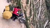 只要胆子大，悬崖边上开摩托
