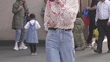 小姐姐害羞了，挡住脸不让拍，跑走了。。。