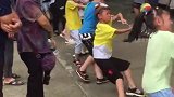 孩子们举行拔河比赛，偶然拍下了这一幕，表情到位了